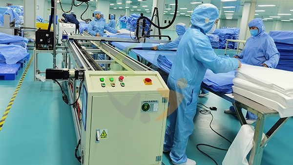 日本花季传媒app自動化噴膠機在手術衣廠應用怎（zěn）麽樣?